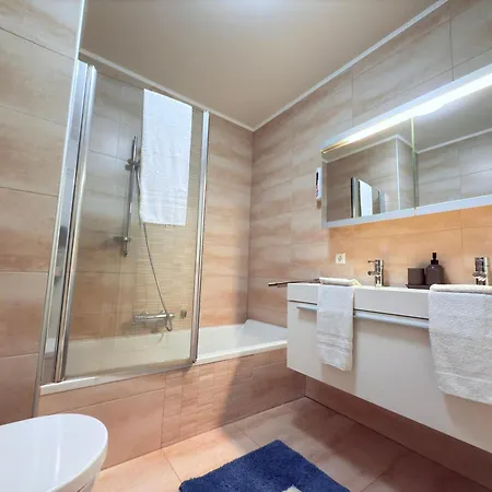 Modern Comfort 2 Bedroom W Balcony&parking-mam1 Apartment
