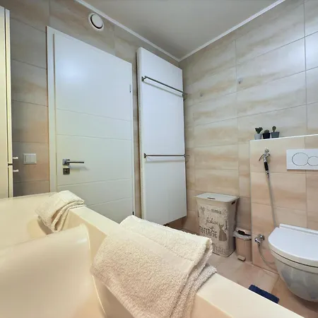 Apartment Modern Comfort 2 Bedroom W Balcony&parking-mam1